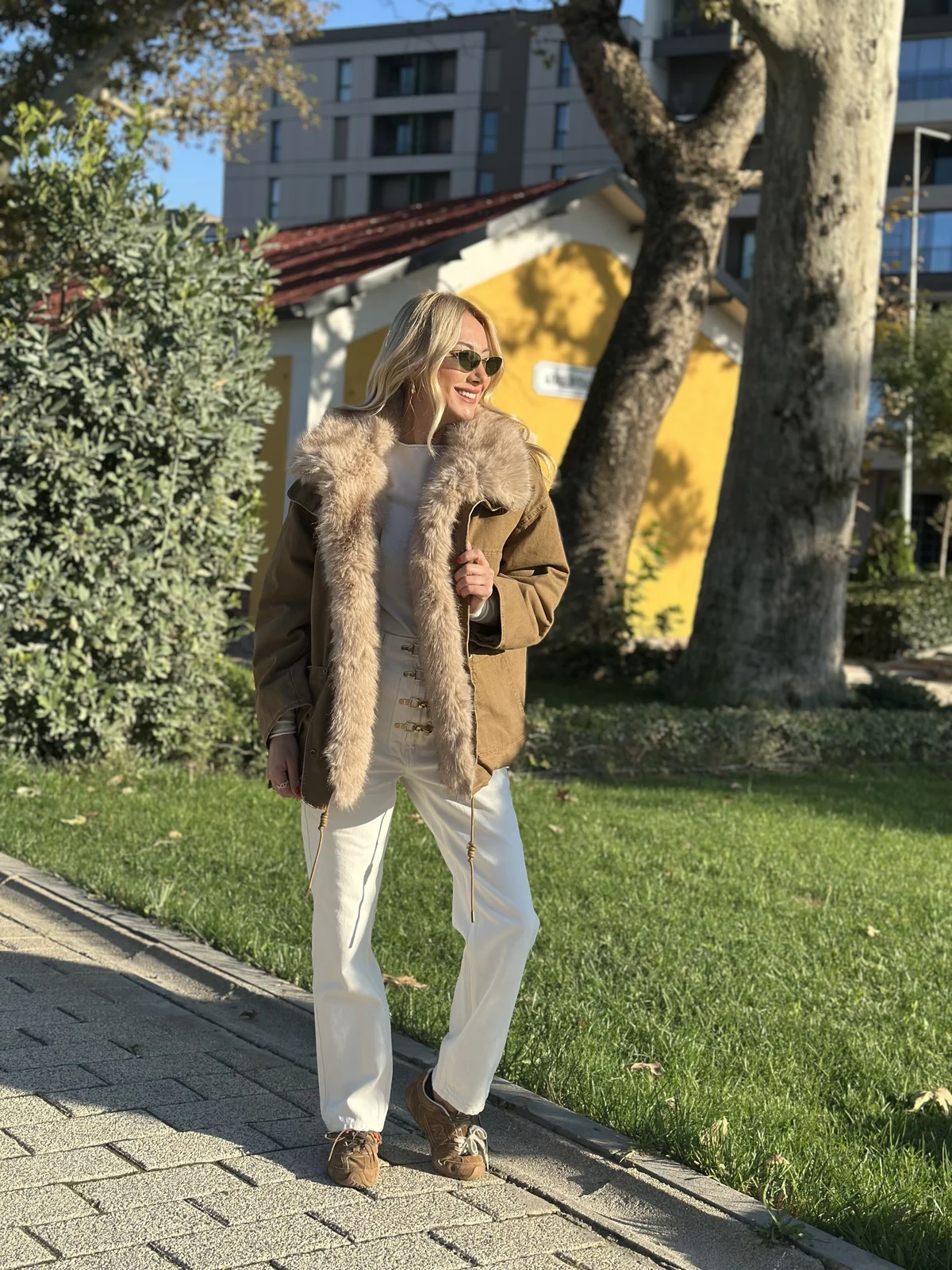 Kourtney Kahve Kürk Detaylı Mont - ₺7.199,99 | ASKI BOUTIQUE Balat Kourtney Kahve Kürk Detaylı Mont Mont - Detay Görseli 2 | ASKI BOUTIQUE Balat