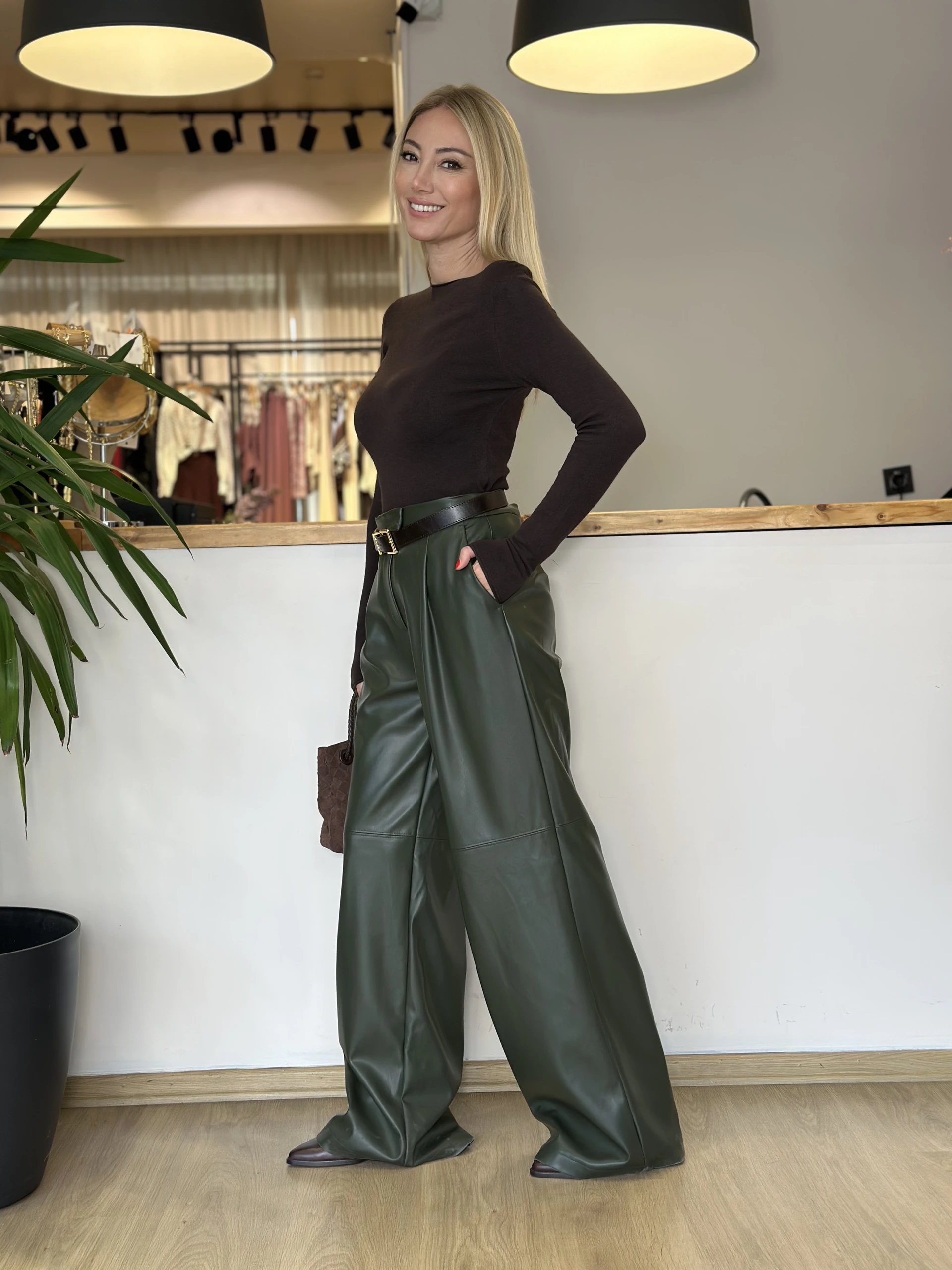 Haki Deri Pantolon - ₺1.819,99 | ASKI BOUTIQUE Balat Haki Deri Pantolon Pantolon - Detay Görseli 2 | ASKI BOUTIQUE Balat
