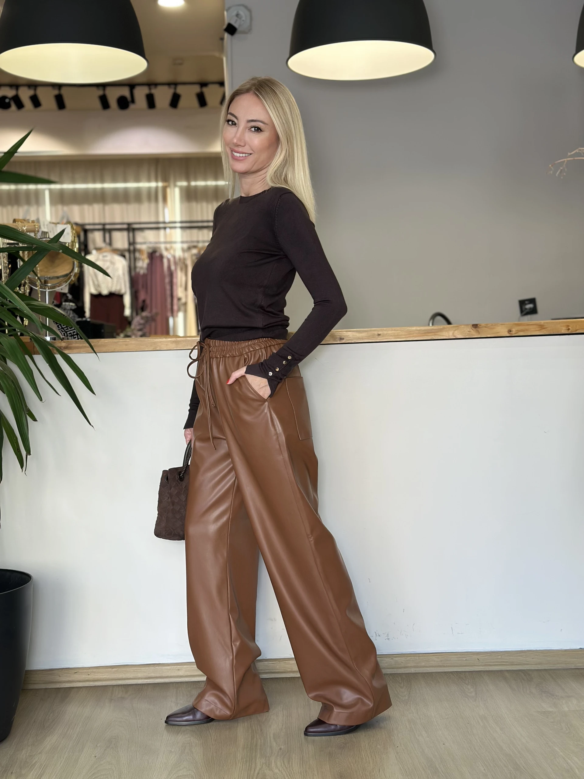 Felina Taba Deri Pantolon - ₺1.749,99 | ASKI BOUTIQUE Balat Felina Taba Deri Pantolon Pantolon - Detay Görseli 2 | ASKI BOUTIQUE Balat