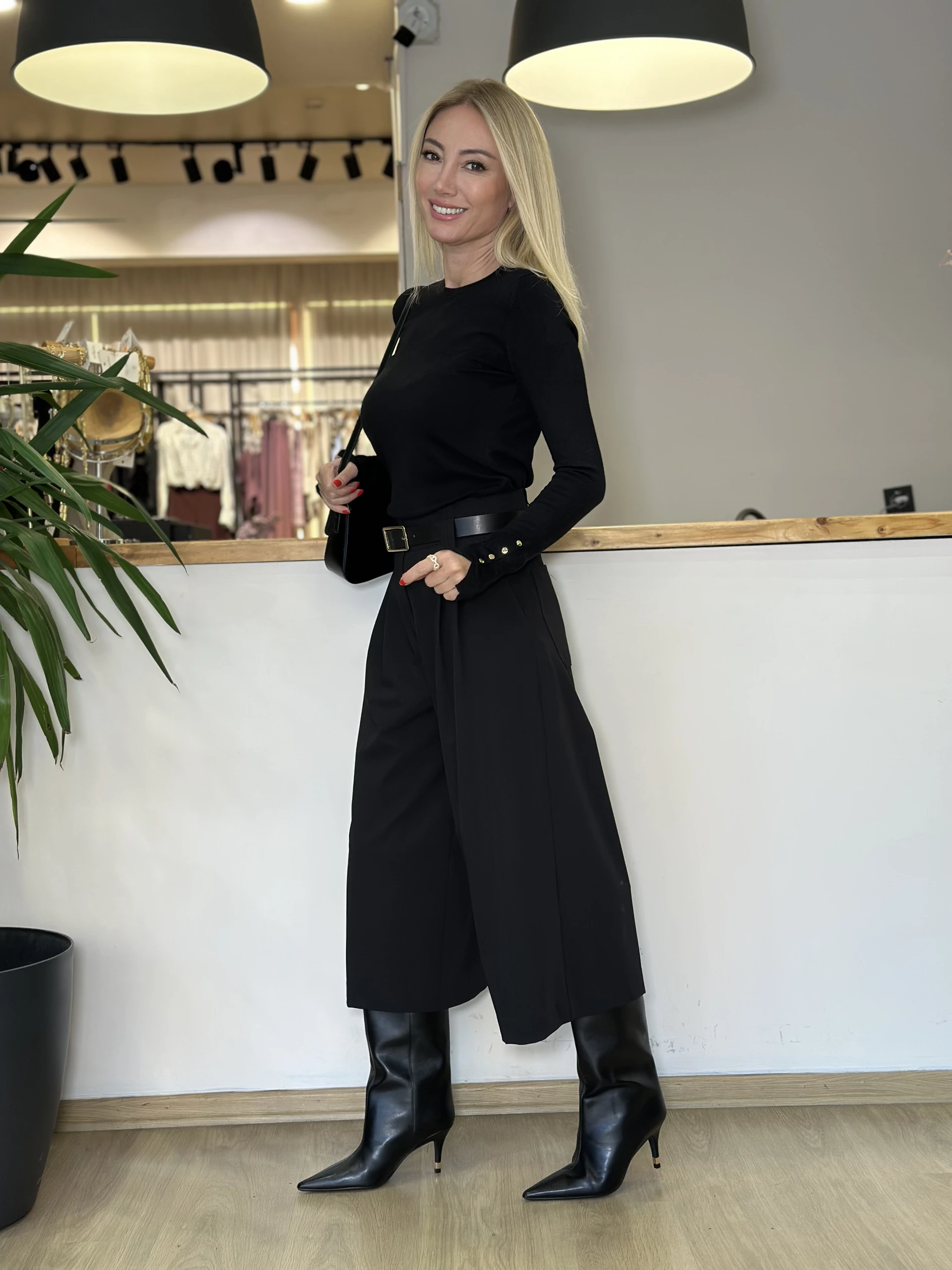 Carpiem Siyah Kemerli Pantolon - ₺1.999,99 | ASKI BOUTIQUE Balat Carpiem Siyah Kemerli Pantolon Pantolon - Detay Görseli 2 | ASKI BOUTIQUE Balat