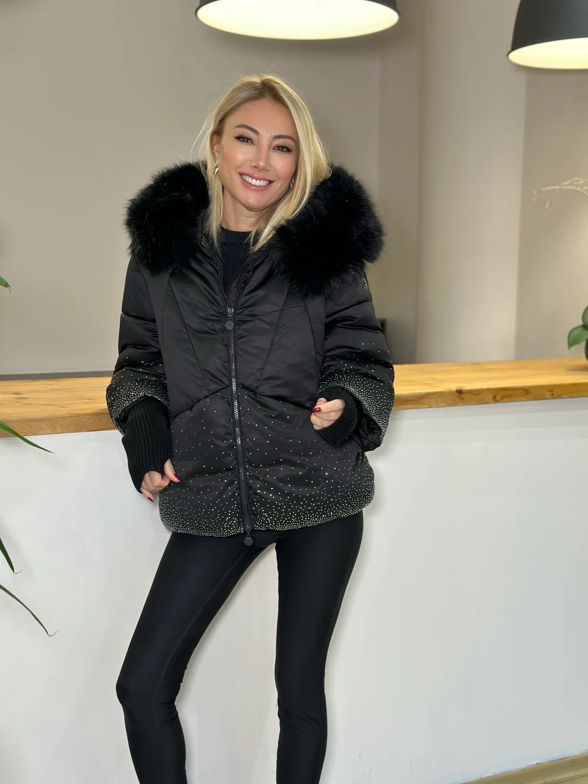 Victoria Taş Detaylı Tasarım Siyah Mont Askı00464 - ₺6.599,99 | ASKI BOUTIQUE Balat Victoria Taş Detaylı Tasarım Siyah Mont Askı00464 Mont | ASKI BOUTIQUE Balat