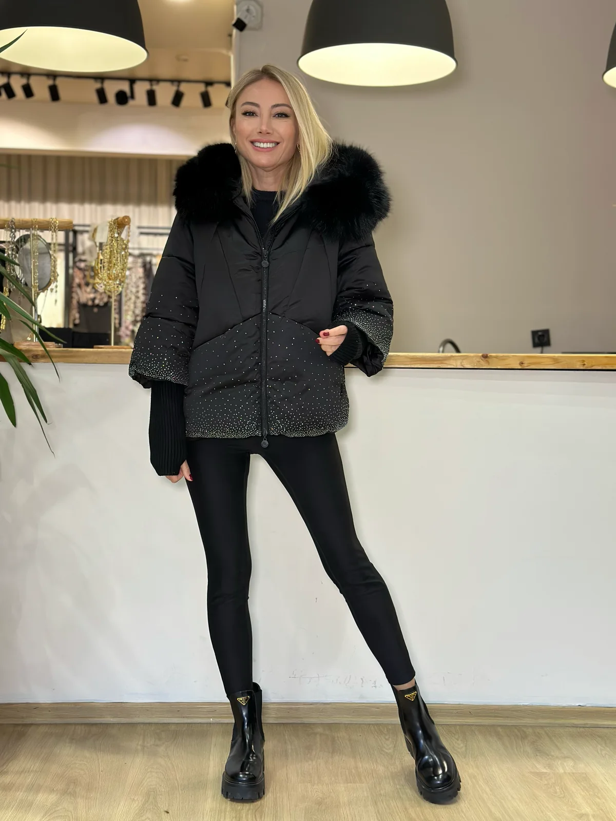 Victoria Taş Detaylı Tasarım Siyah Mont Askı00464 - ₺6.599,99 | ASKI BOUTIQUE Balat Victoria Taş Detaylı Tasarım Siyah Mont Askı00464 Mont - Detay Görseli 2 | ASKI BOUTIQUE Balat