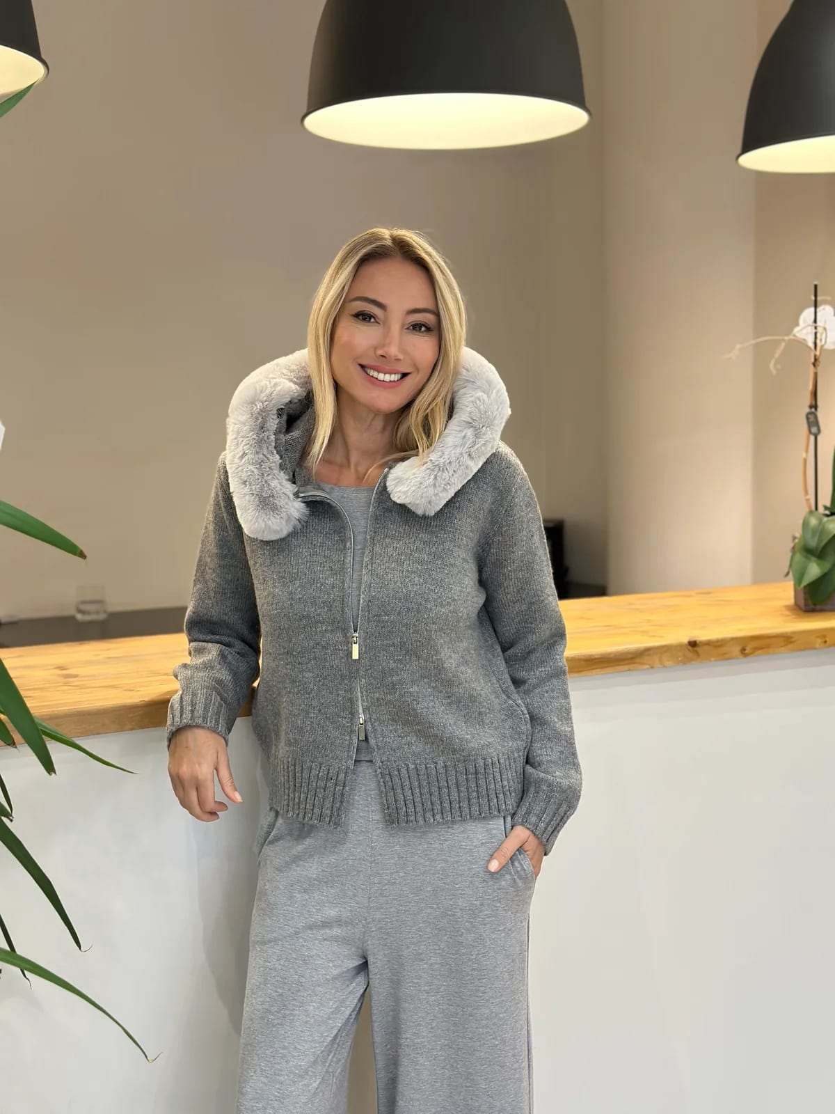 Victoria Tüylü Hırka Askı00460 - ₺2.099,99 | ASKI BOUTIQUE Balat Victoria Tüylü Hırka Askı00460 Hırka (Yumuşak Dokulu Triko / Butik Kumaş) - Butik Modeli | ASKI BOUTIQUE Balat