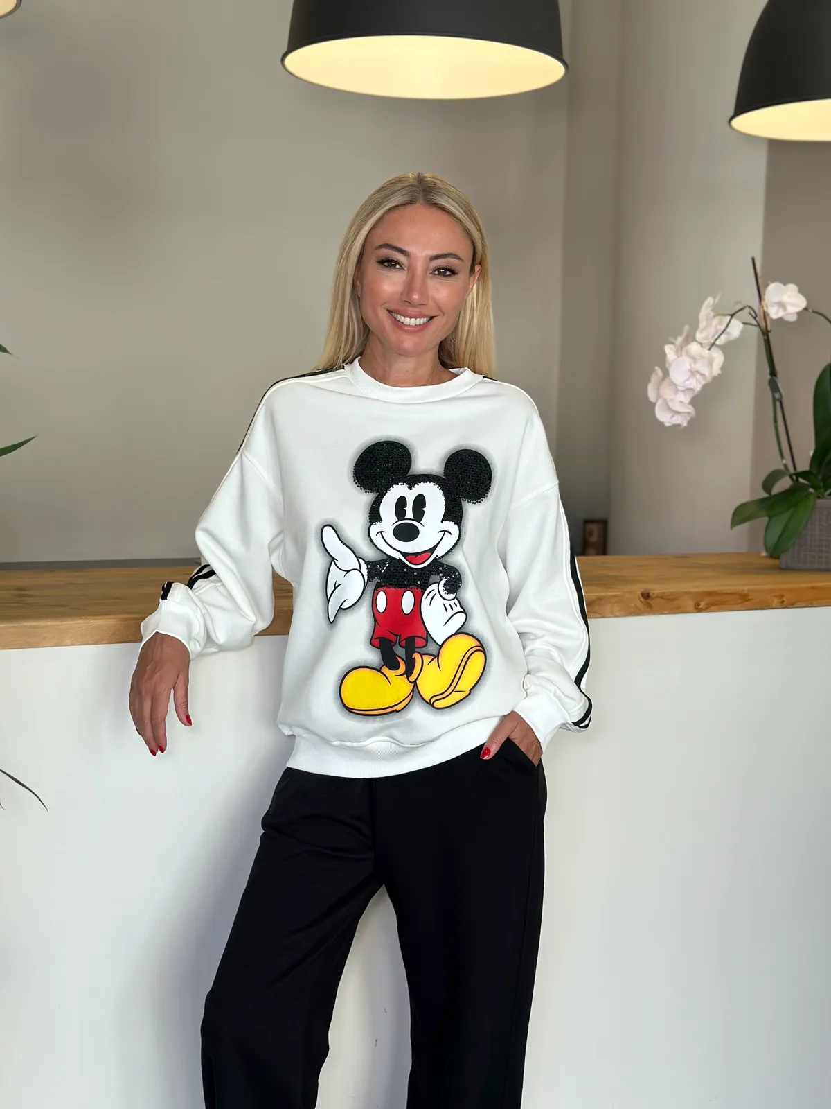 Beyaz Siyah Şeritli Mickey Sweat Askı00296 - ₺1.199,99 | ASKI BOUTIQUE Balat Beyaz Siyah Şeritli Mickey Sweat Askı00296 Sweatshirt | ASKI BOUTIQUE Balat