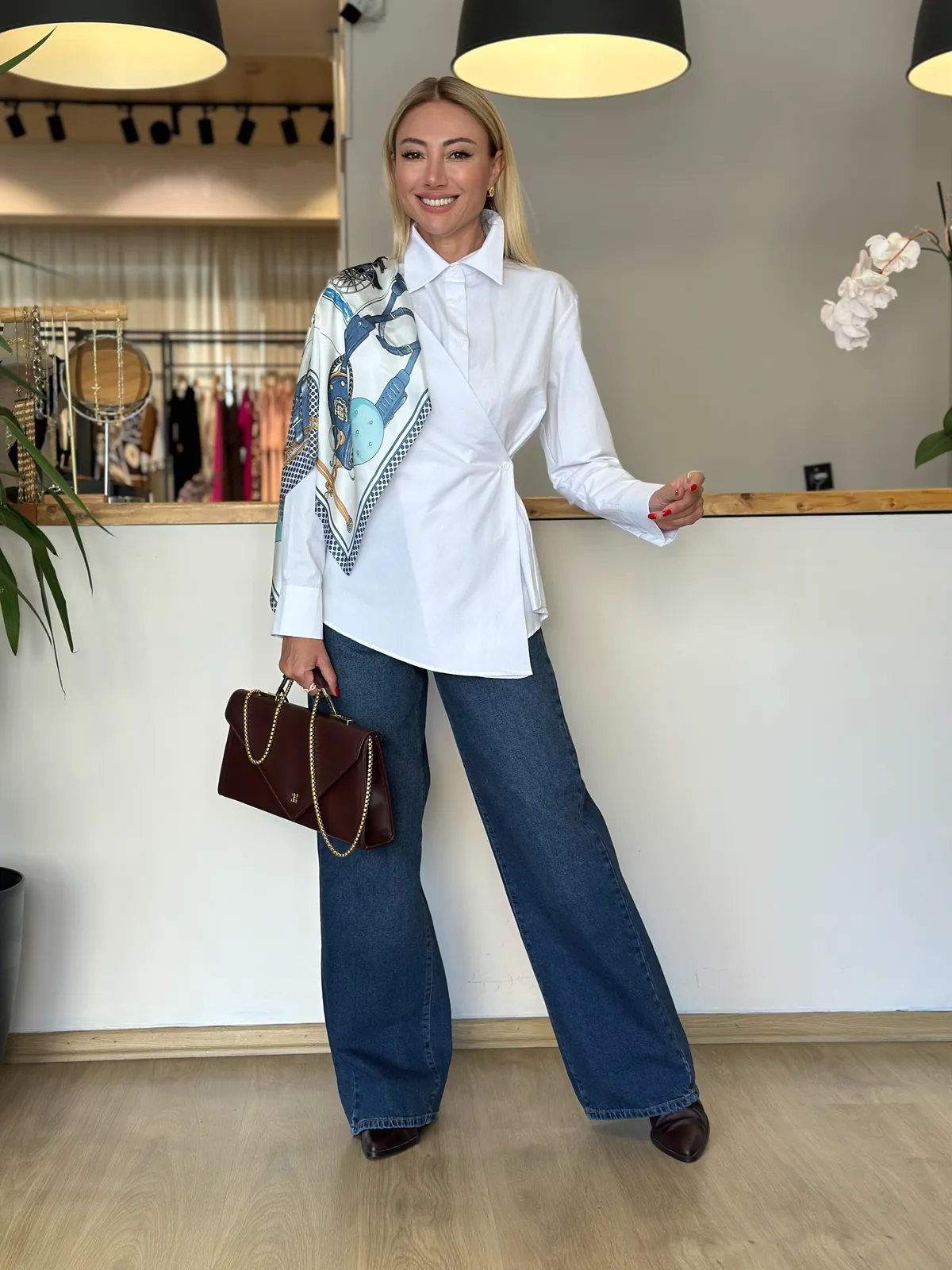 Beyaz Tasarım Gömlek Askı00356 - ₺2.199,99 | ASKI BOUTIQUE Balat Beyaz Tasarım Gömlek Askı00356 Gömlek & Top - Detay Görseli 3 | ASKI BOUTIQUE Balat
