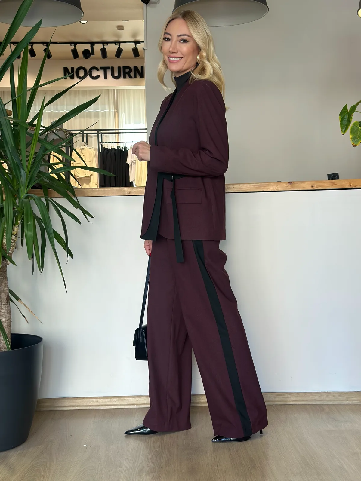 BGN Workshop Şerit Detaylı Bordo Pantolon Askı00142 - ₺1.500 | ASKI BOUTIQUE Balat BGN Workshop Şerit Detaylı Bordo Pantolon Askı00142 Pantolon - Detay Görseli 3 | ASKI BOUTIQUE Balat