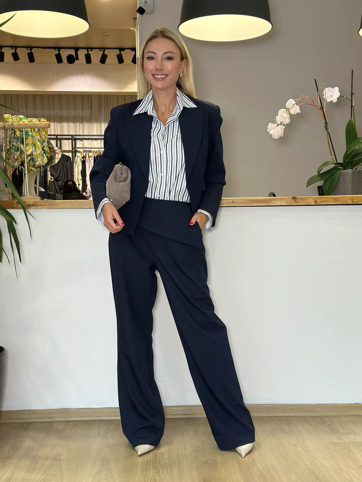 Lacivert Milano Takım Askı00367 - ₺5.999,99 | ASKI BOUTIQUE Balat Lacivert Milano Takım Askı00367 Takım (Özel Butik Kumaş) - Butik Modeli | ASKI BOUTIQUE Balat