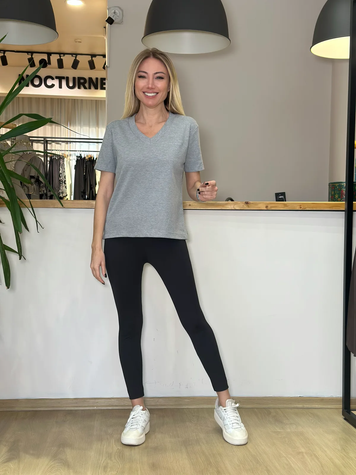 Marka Model Gri V Yaka Tşhirt Askı0083 - ₺449,99 | ASKI BOUTIQUE Balat Marka Model Gri V Yaka Tşhirt Askı0083 T-Shirt - Detay Görseli 3 | ASKI BOUTIQUE Balat