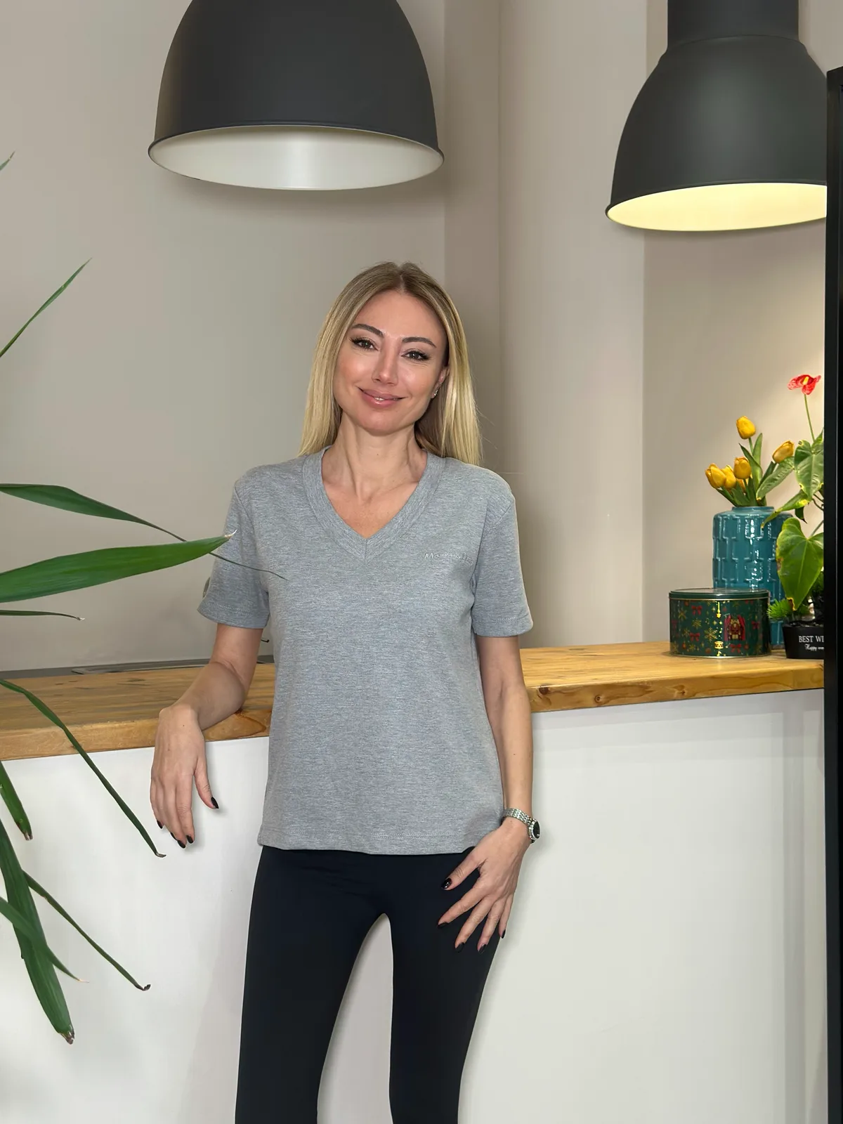 Marka Model Gri V Yaka Tşhirt Askı0083 - ₺449,99 | ASKI BOUTIQUE Balat Marka Model Gri V Yaka Tşhirt Askı0083 T-Shirt | ASKI BOUTIQUE Balat