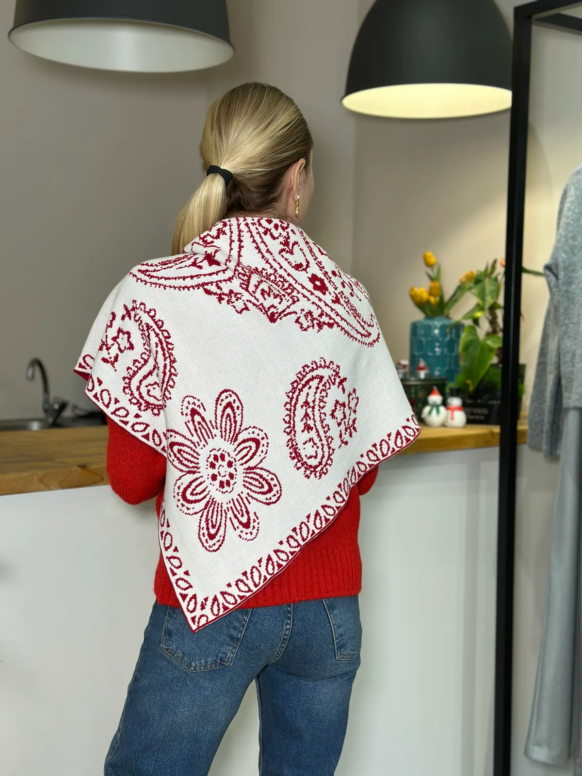 Marka Model Kırmızı Beyaz Şal Askı00452 - ₺629,99 | ASKI BOUTIQUE Balat Marka Model Kırmızı Beyaz Şal Askı00452 Yeni Gelenler - Detay Görseli 3 | ASKI BOUTIQUE Balat