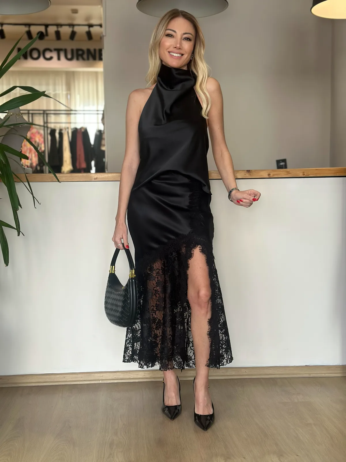 Saten Dantelli Siyah Yırtmaçlı Etek Askı00150 - ₺1.499,99 | ASKI BOUTIQUE Balat Saten Dantelli Siyah Yırtmaçlı Etek Askı00150 Etek (Özel Butik Kumaş) - Butik Modeli | ASKI BOUTIQUE Balat