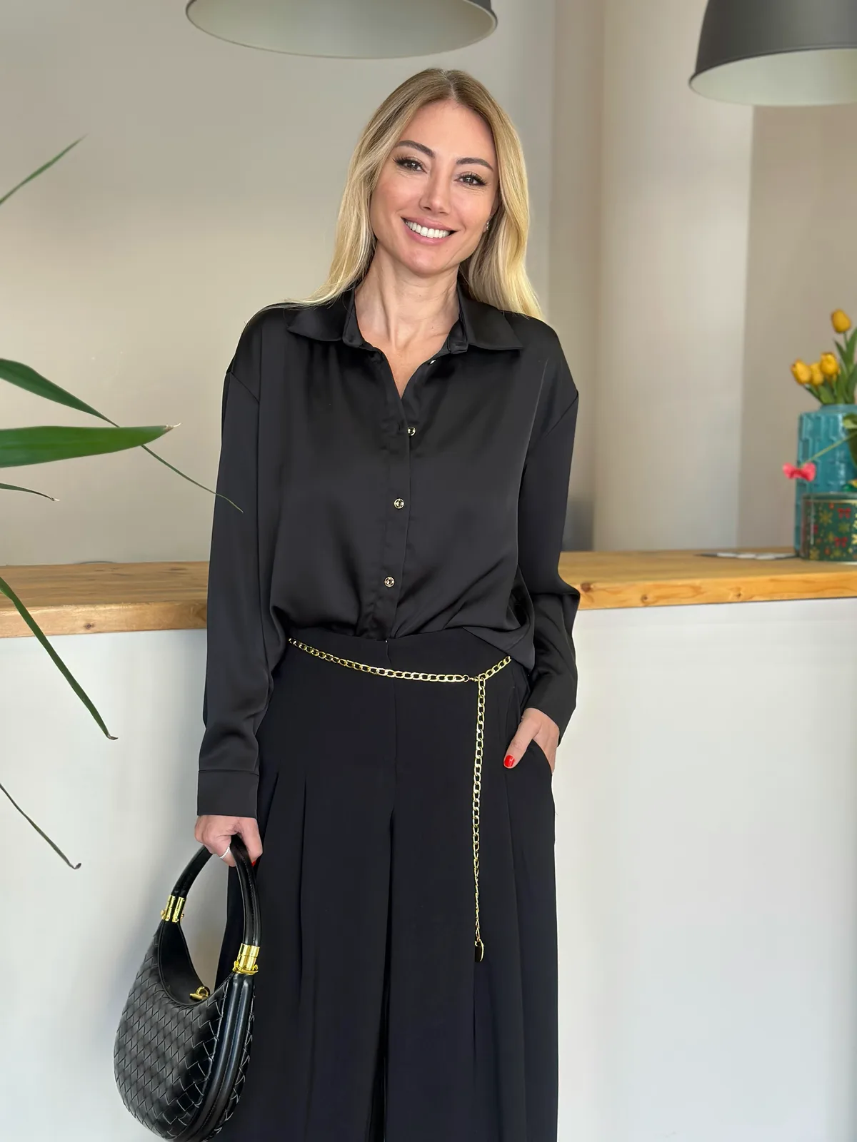 Saten Siyah Gömlek askı00205 - ₺1.259,99 | ASKI BOUTIQUE Balat Saten Siyah Gömlek askı00205 Gömlek & Top (Özel Butik Kumaş) - Butik Modeli | ASKI BOUTIQUE Balat