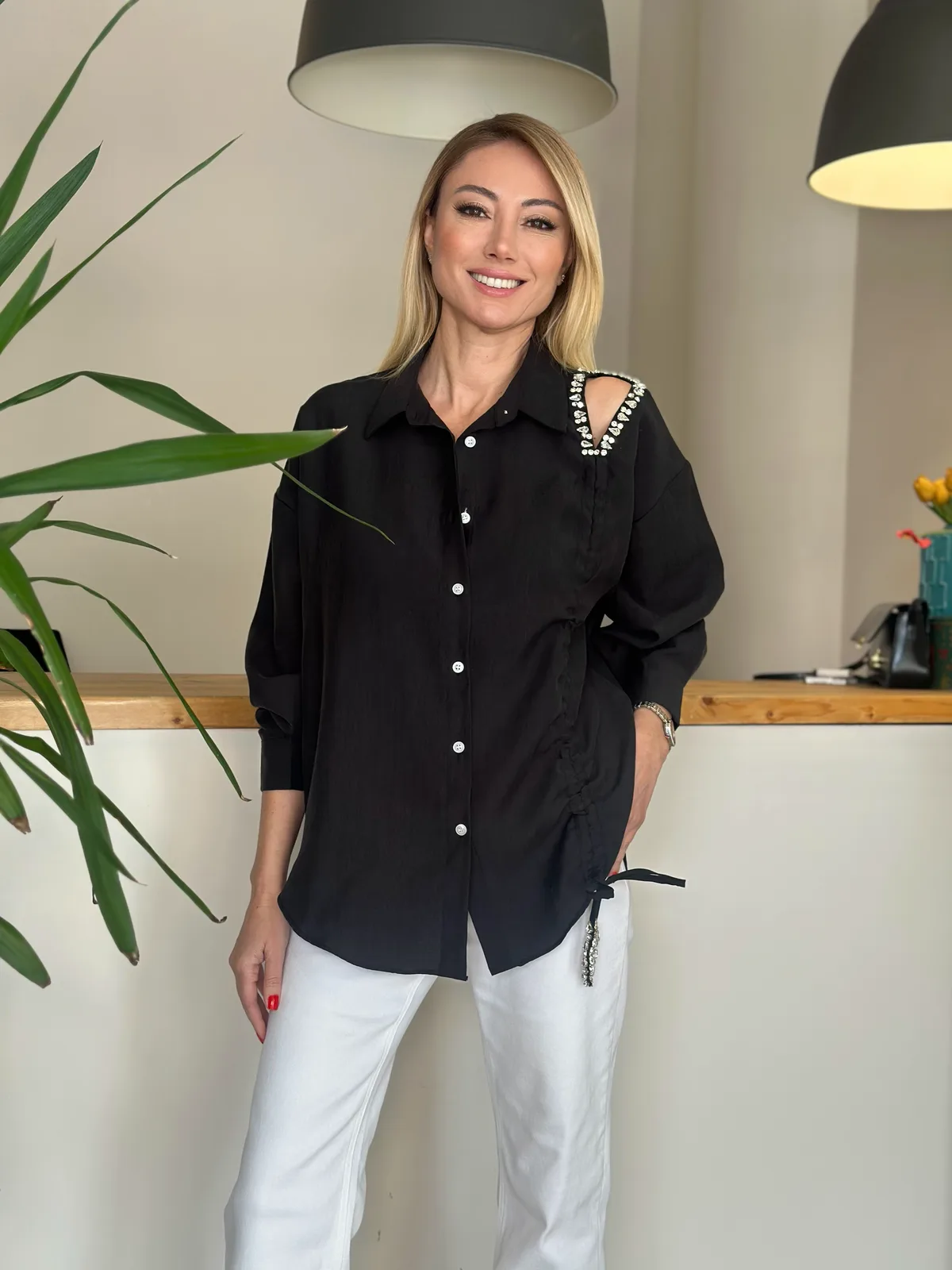 Siyah Taş Detaylı Paris Gömlek Askı00171 - ₺1.994,99 | ASKI BOUTIQUE Balat Siyah Taş Detaylı Paris Gömlek Askı00171 Gömlek & Top | ASKI BOUTIQUE Balat