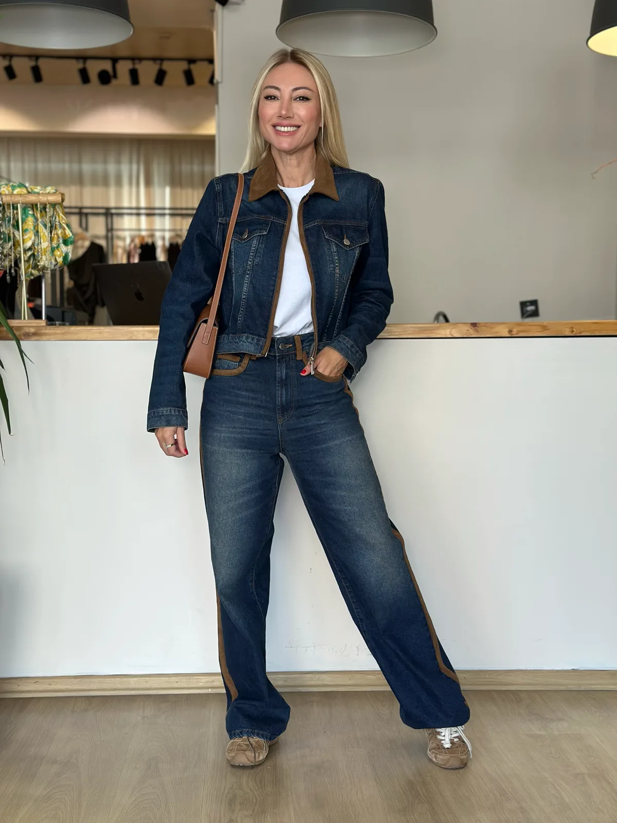 Süet Yaka Detaylı Denim Ceket Askı00371 - ₺3.799,99 | ASKI BOUTIQUE Balat Süet Yaka Detaylı Denim Ceket Askı00371 Ceket - Detay Görseli 3 | ASKI BOUTIQUE Balat