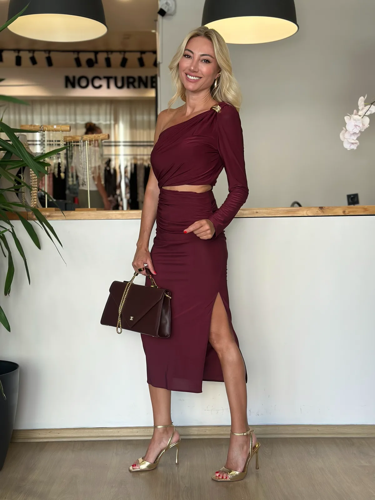 Tek Kol Bordo Tasarım Elbise Askı00304 - ₺3.749,99 | ASKI BOUTIQUE Balat Tek Kol Bordo Tasarım Elbise Askı00304 Elbise - Detay Görseli 3 | ASKI BOUTIQUE Balat