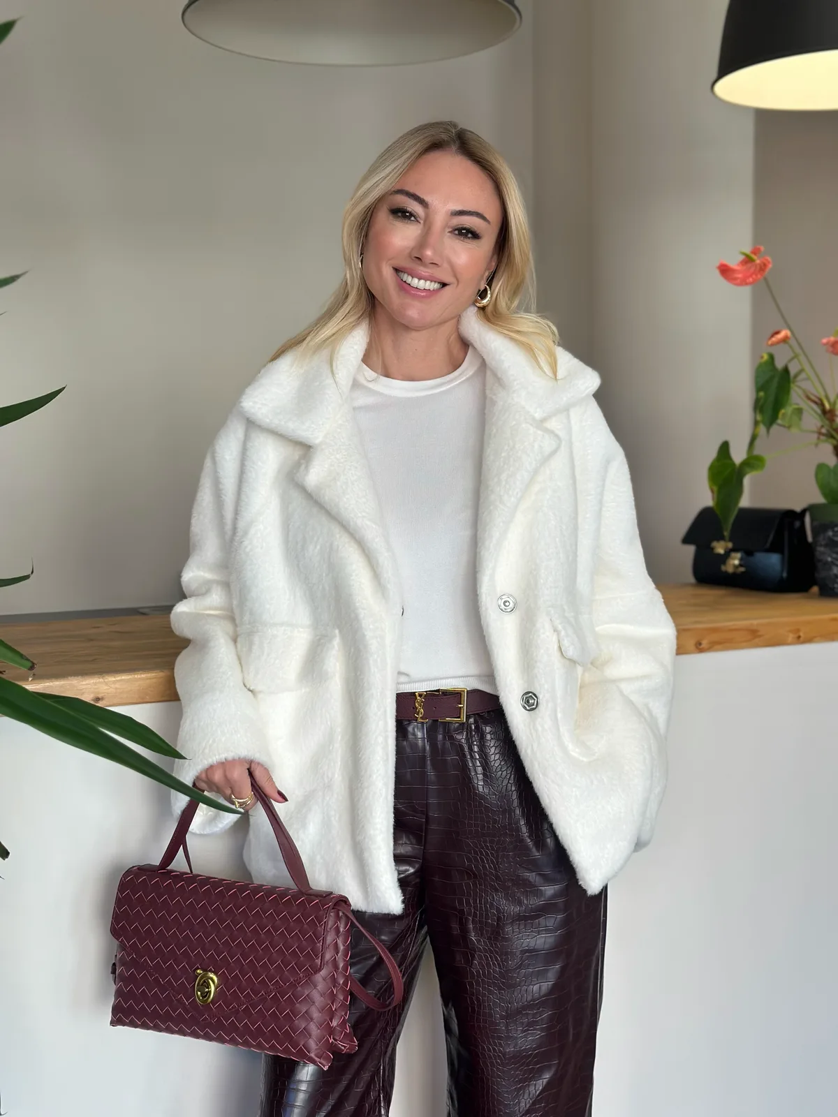 Yumoş Beyaz Kaban Askı00240 - ₺3.359,99 | ASKI BOUTIQUE Balat Yumoş Beyaz Kaban Askı00240 Kaban | ASKI BOUTIQUE Balat